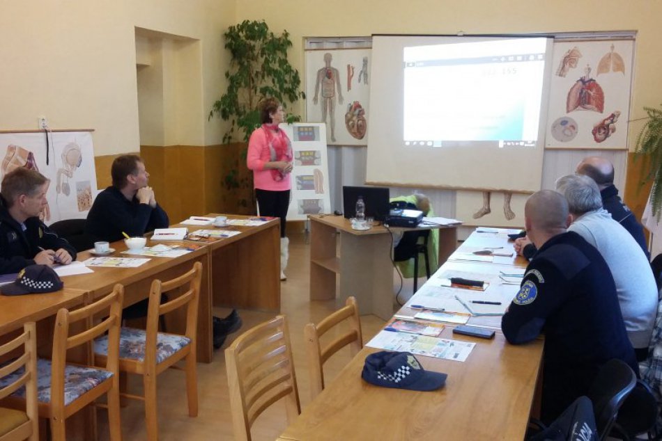 Obrazom: Mestskí policajti si zdokonalili poskytovanie prvej pomoci