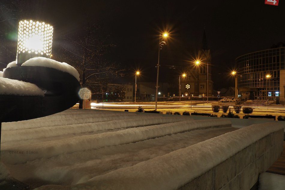 Obrazom: Nočná, zasnežená fontána v Rožňave