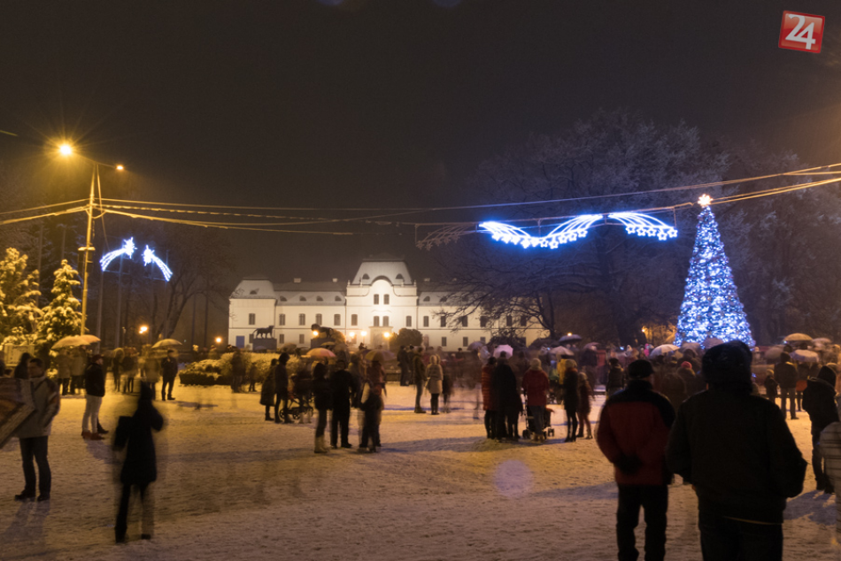 V OBRAZOCH: Humenské námestie rozžiaril vianočný stromček
