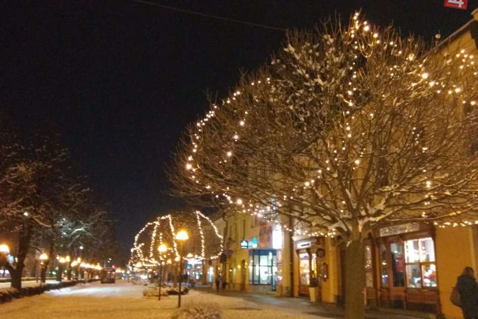 Vianočná atmosféra sa v Spišskej stupňuje: Večerné snímky z rozsvietenej výzdoby