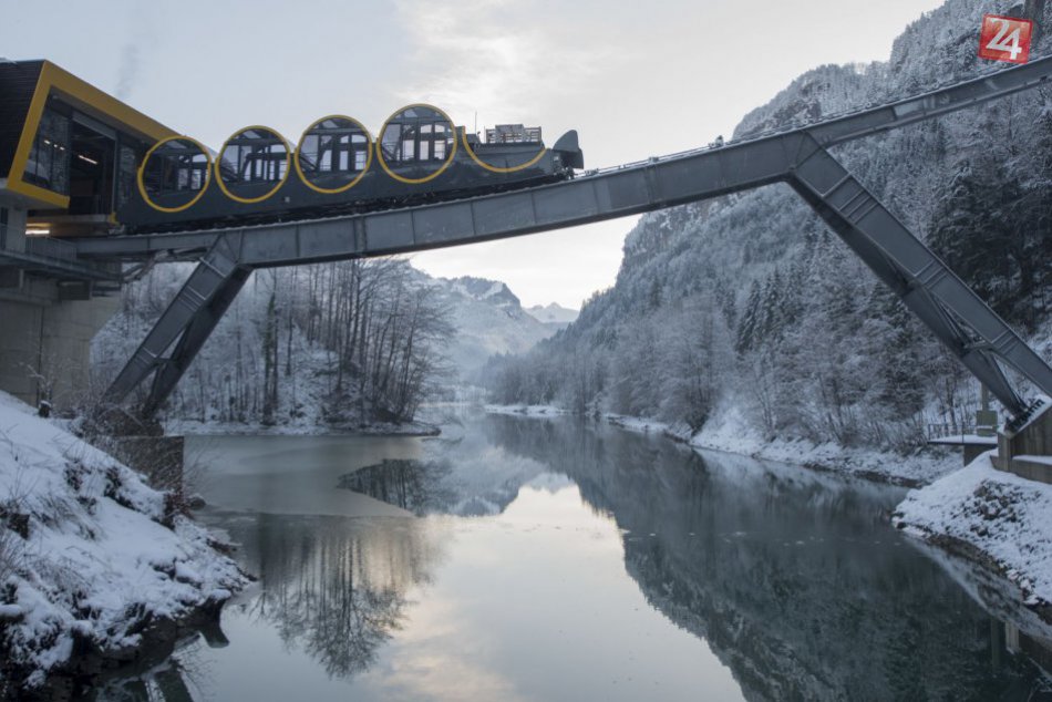 Švajčiari otvorili najstrmšiu pozemnú lanovku na svete