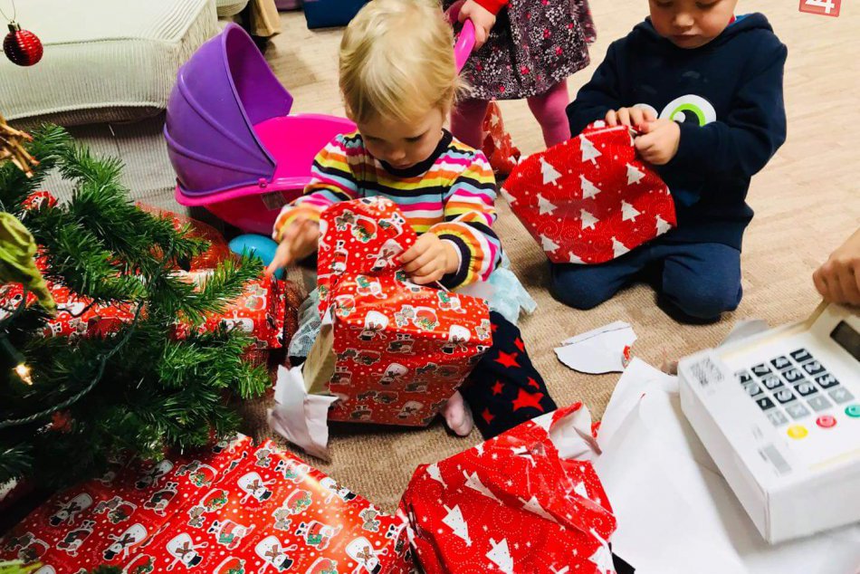 FOTO: Decká si užili skvelé darčeky, šalianske mamy im vystrojili oslavu