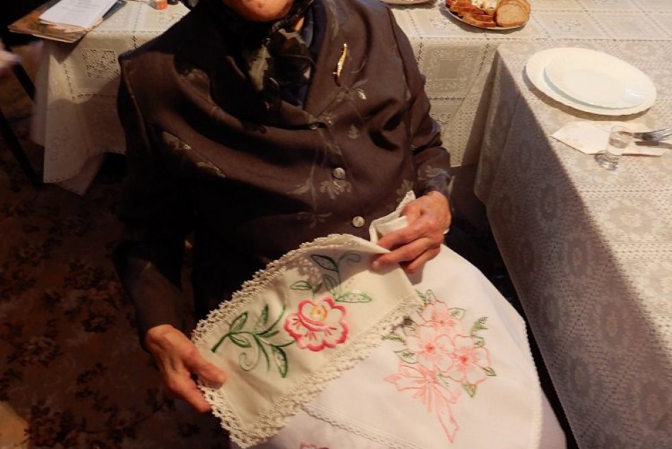 Kreslí či vyšíva aj dnes: Pani Anna z Ohradzian oslávila 100. narodeniny, FOTO