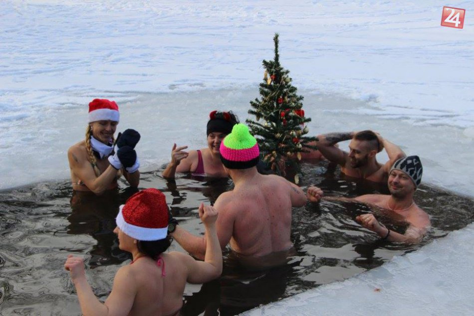 Obrazom: Skupina ľudí začala Vianoce netradične