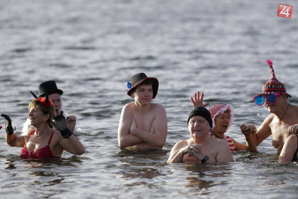 Otužilci z celej Európy vítali Nový rok v ľadovej vode