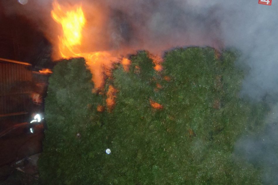 Požiar hospodárskeho objektu v Púchove: Hasili aj považskobystrickí hasiči