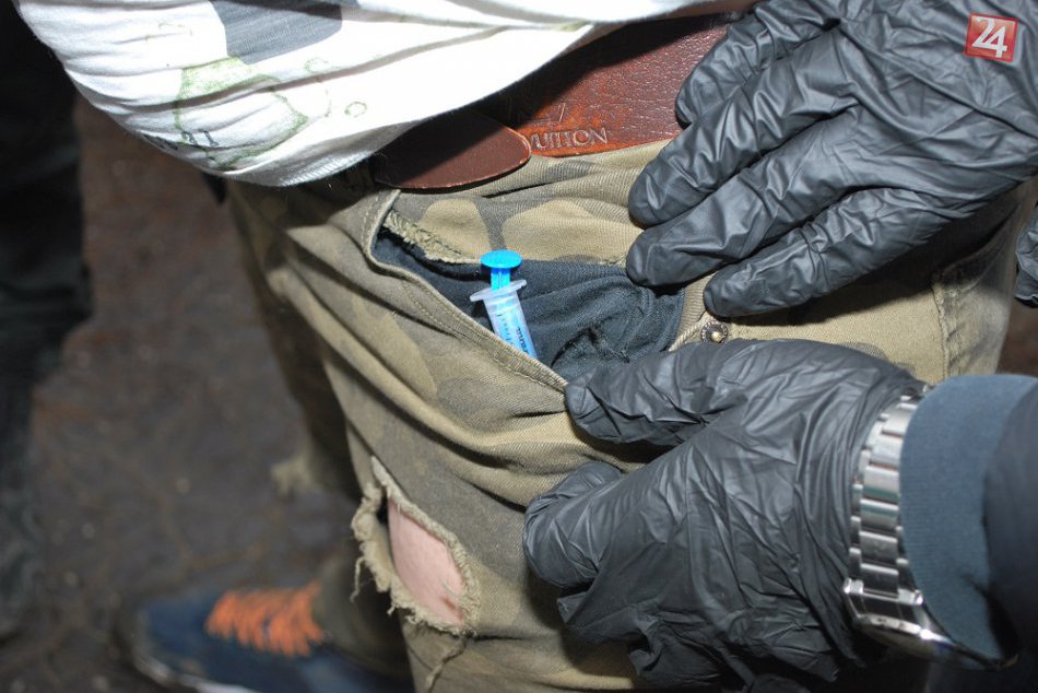 FOTO: V Humennom boli v akcii muži zákona, našli drogy!
