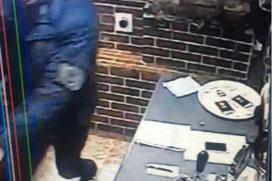 FOTO: Krádež v trnavskej reštaurácií. Podozrivého zachytili na záberoch.