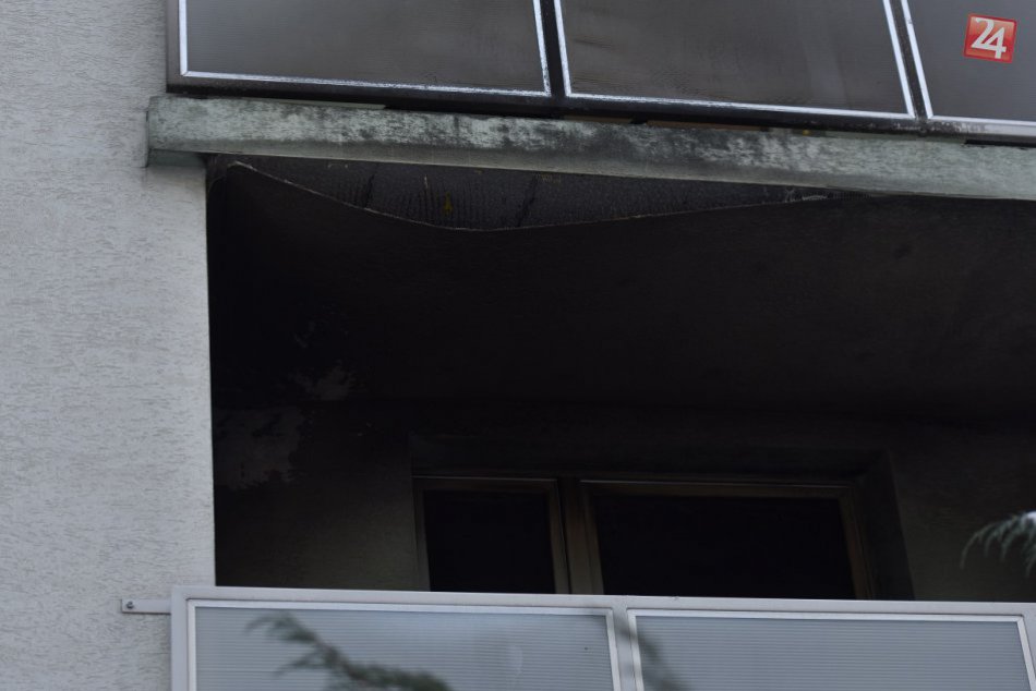 FOTO: V Trnave horel byt. Z bytovky museli evakuovať obyvateľov