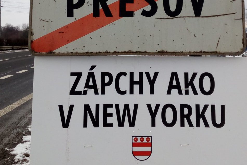Zápchy ako v New Yorku: Na vjazdoch do Prešova pútali pohľady netradičné nápisy