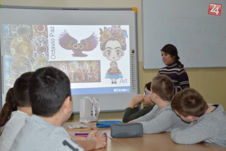 FOTO: V Šali učili zahraniční učitelia, priblížili žiakom aj svoj rodný kraj