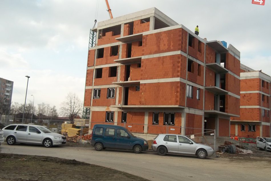 FOTO: Budovanie mestských bytov pokročilo, pribudli už aj okná