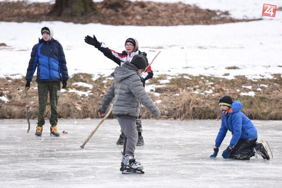 Dolná Krupá láka na ľad: Pozrite si prvých korčuliarov na jazierku