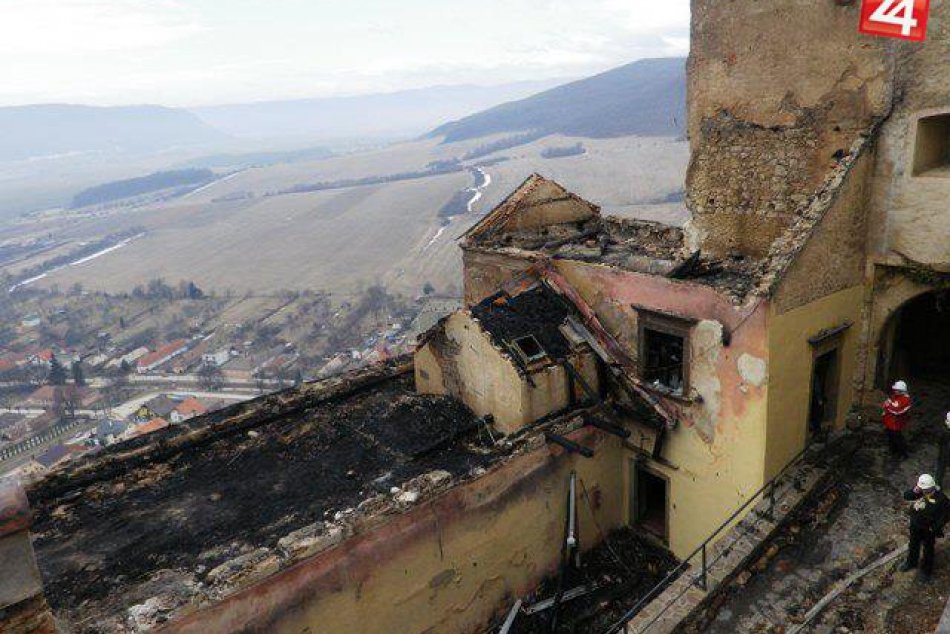 Obrazom: Takto zničil požiar pred šiestimi rokmi hrad Krásna Hôrka