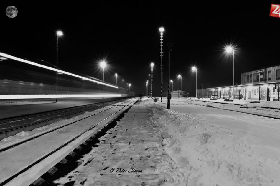 Obrazom: Nočná atmosféra na železničnej stanici v Rožňave