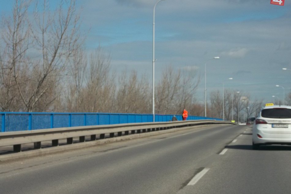 Na šalianskom moste sa pracovalo: Novému zábradliu dodávali šmrnc,FOTO