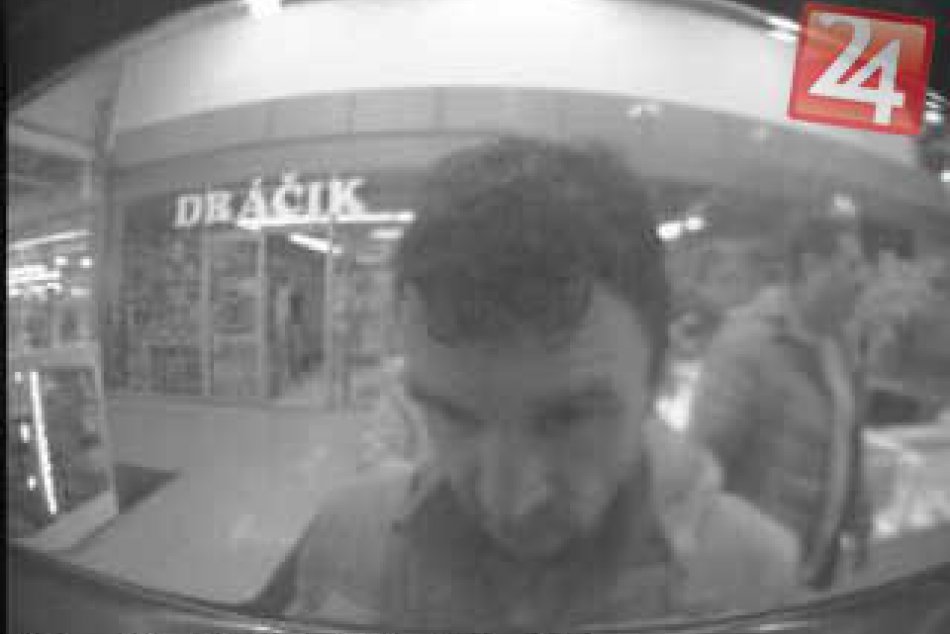 FOTO: Trnavská polícia hľadá muža, ktorý neodovzdal nájdené peniaze z bankomatu