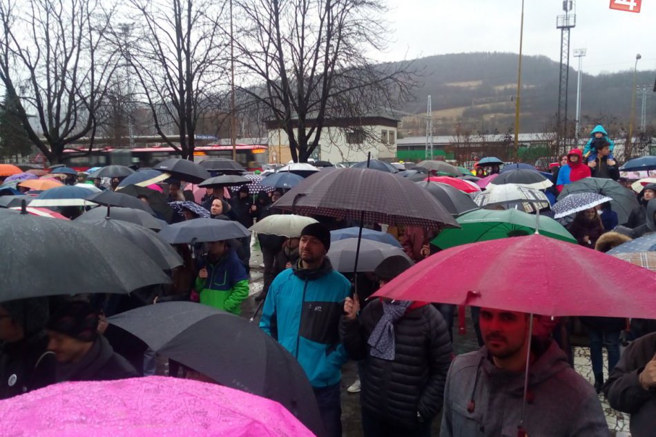 Dav v Považskej Bystrici na fotkách: Protestná akcia pritiahla ľudí