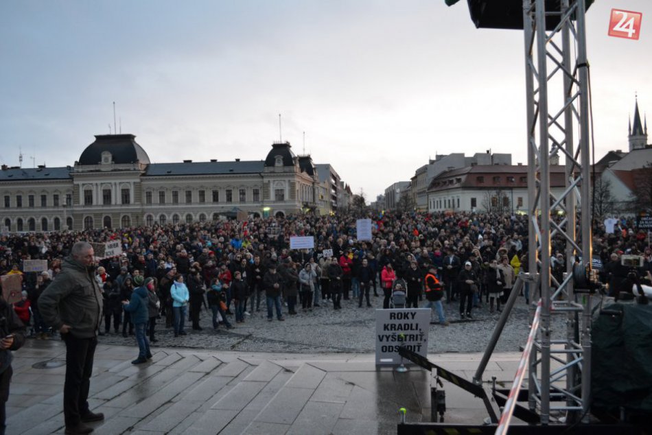 FOTO: Nitra pokračuje v protestoch, na námestí sa zišli stovky ľudí