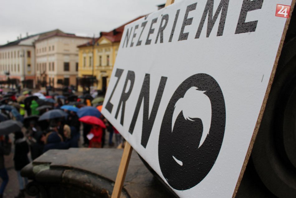 V OBRAZOCH: Bystričania s dáždnikmi a transparentmi zaplnili námestie
