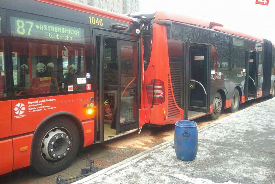 V Petržalke sa zrazili autobusy