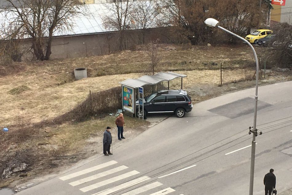 V OBRAZOCH: Auto skončilo v autobusovej zastávke. Pozrite si FOTO z miesta