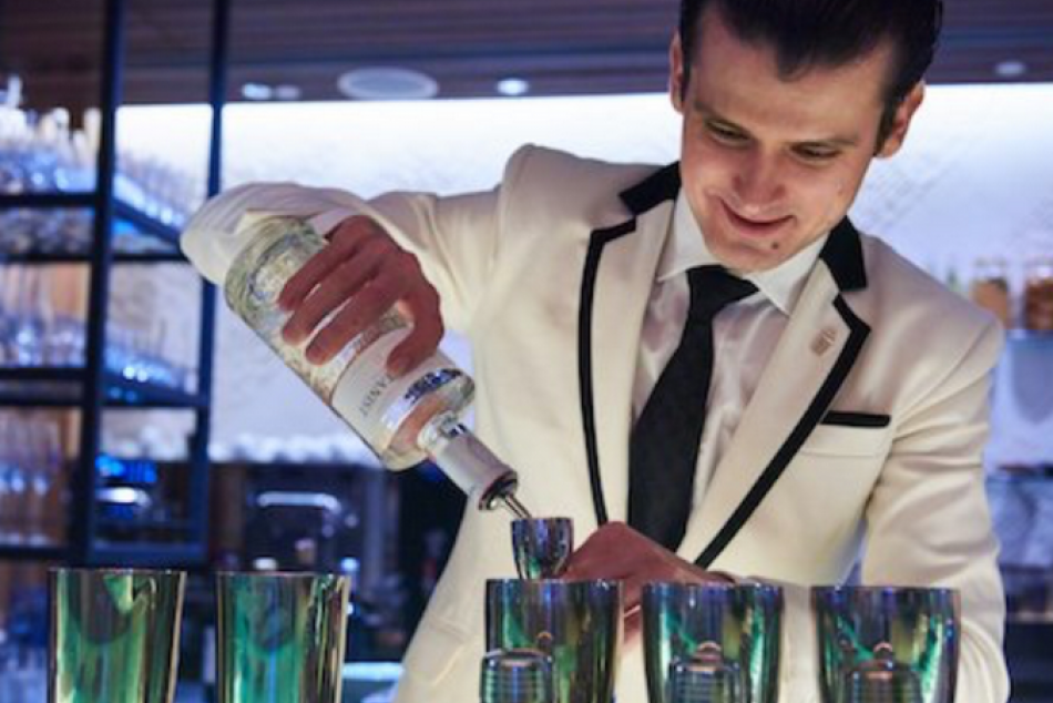 Svetový barman Erik Lörincz: Pracoval na Bondovke, miešal drinky u Eltona Johna