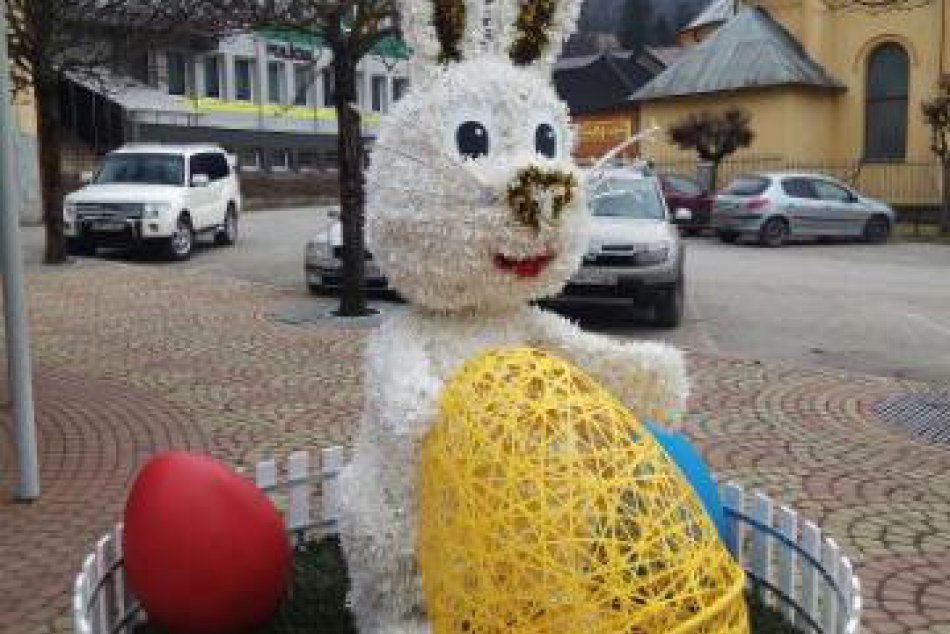 OBRAZOM: Takýto veľkonočný zajac zdobí námestie v Krompachoch