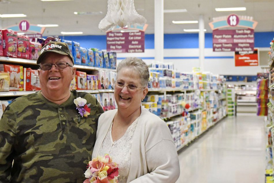 Spoznali sa v supermarkete, manželstvo uzavreli medzi konzervami
