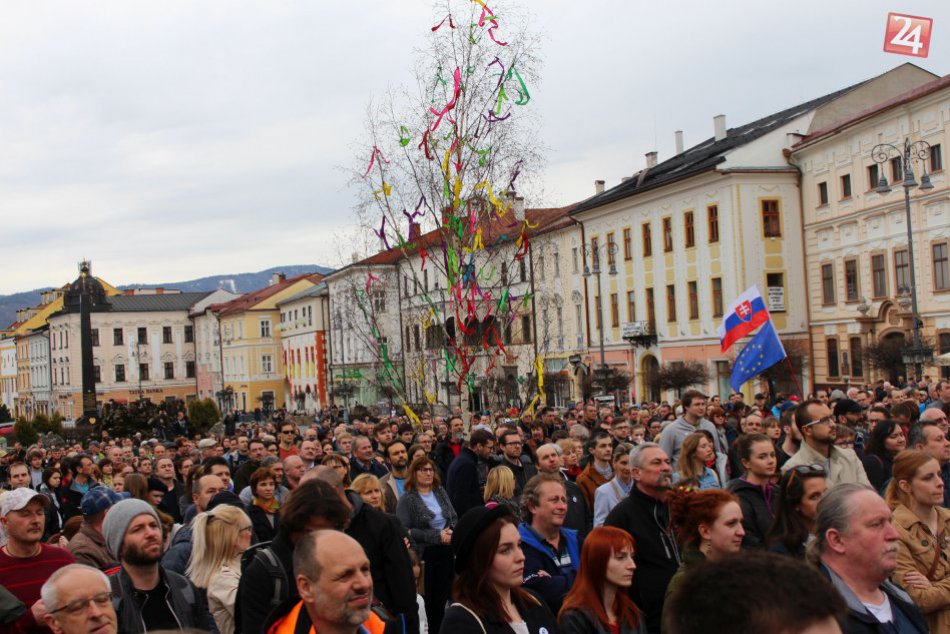 V OBRAZOCH: Ľudia vyšli do ulíc. Protest pritiahol na námestie masu Bystričanov