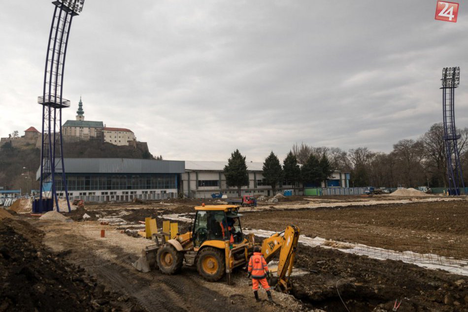 FOTO a VIDEO: Rekonštrukcia futbalového štadióna v Nitre je v polovici