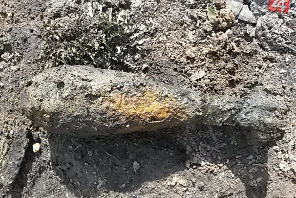 FOTO: V potoku bola nájdená delostrelecká mína z obdobia II. svetovej vojny