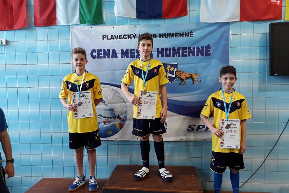 V OBRAZOCH: Na Cene mesta Humenné získali domáci plavci celkom 77 medailí