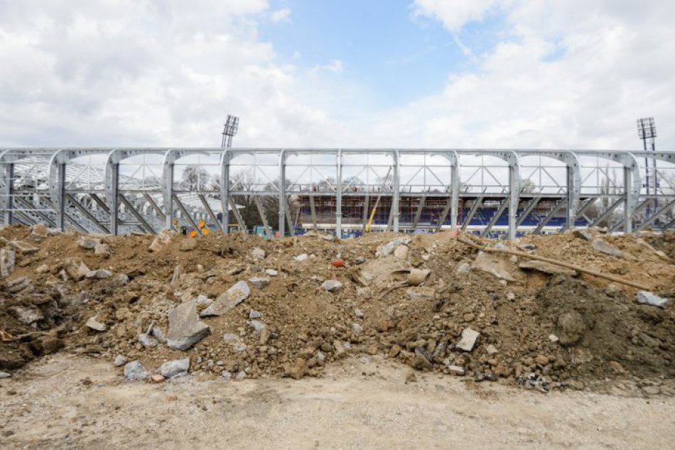 FOTO z výstavby: Modernizácia futbalového štadióna v Nitre napreduje