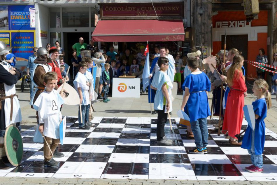 FOTO: Na pešej zóne v Nitre sa hral živý šachový zápas v historickom šate