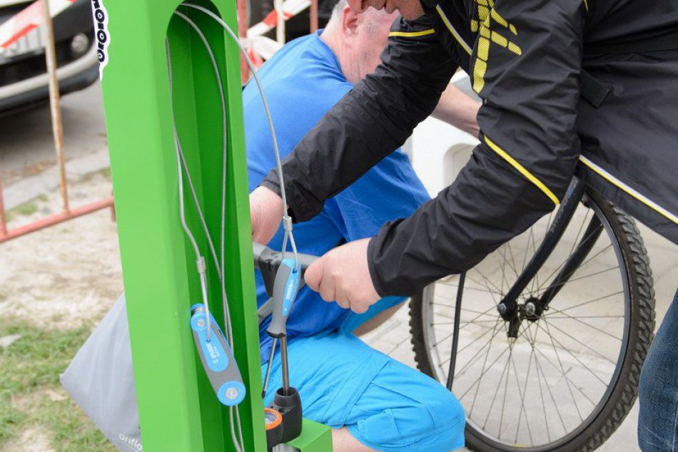 V uliciach Nitry pribudne šesť nových servisných cyklostojanov: FOTO prvého z ni