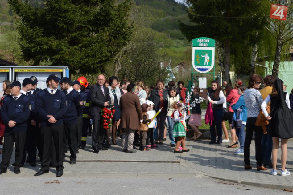 Stavanie mája v Plevníku-Drienovom: Pozrite, ako to v obci vtedy vyzerá
