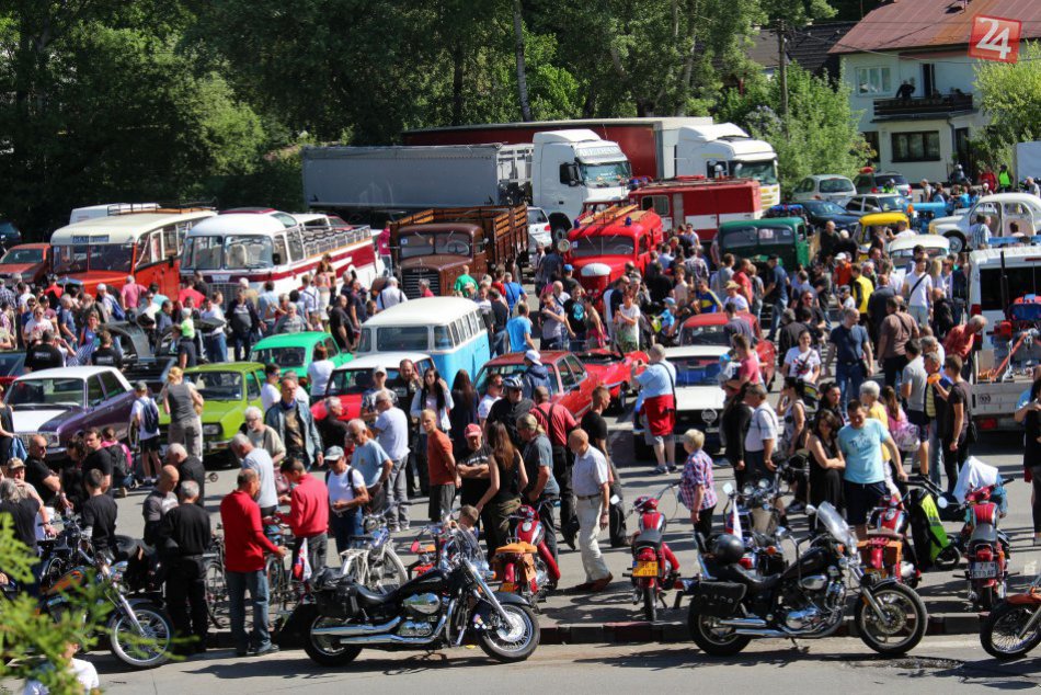 V OBRAZOCH: Bystričania obdivovali historické motorky aj nákladiaky