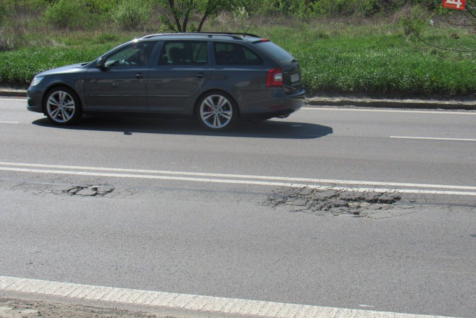 Vynovili ju len vlani: Na známej vozovke v Prešove je ale potrebná ďalšia oprava