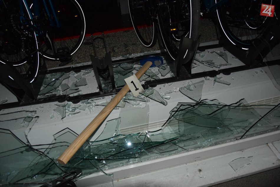Nočná vlámačka v predajni bicyklov v Nitre: Ukrajinec rozbil výklad kladivom, FO