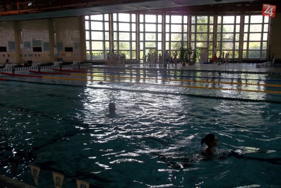 V šalianskej plavárni bolo dnes veselo: Prišli ste si zaplávať aj vy? FOTO