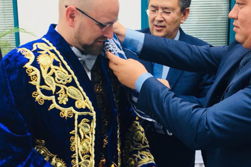 FOTO: Uzbecká delegácia darovala Viskupičovi bohato zdobený chapan