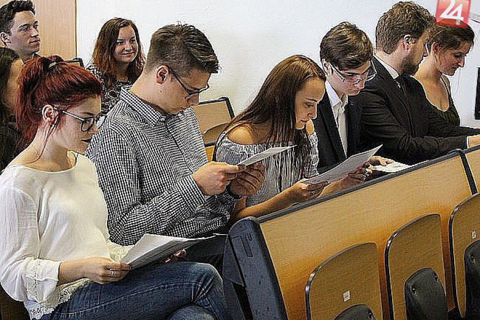 V obrazoch: Odovzdávanie maturitných vysvedčení a ústne maturitné skúšky na Gymn
