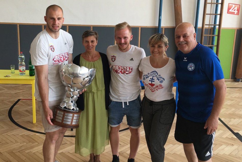 Naša najcennejšia športová trofej prvýkrát v Považskej: Zábery z I. ZŠ