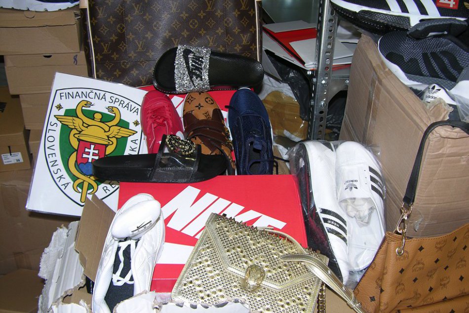 FOTO: Trnavskí colníci odhalili falzifikáty módnych značiek