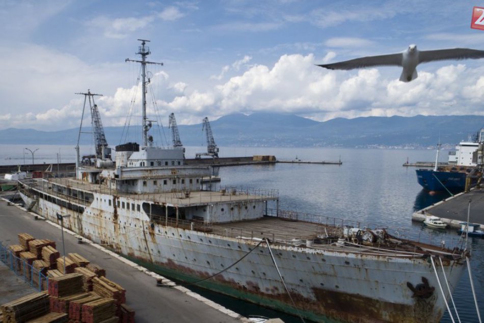 Kedysi majestátna Titova jachta chátra, zmení sa na plávajúce múzeum