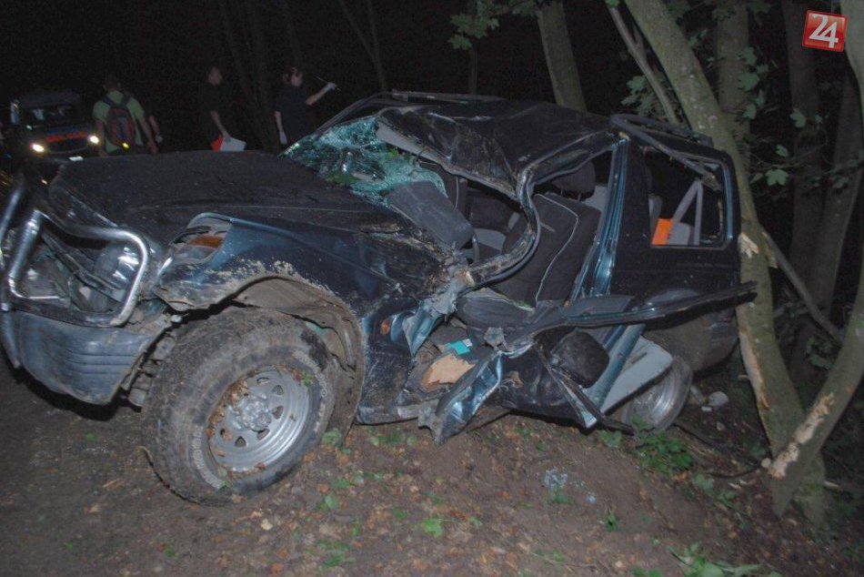 Auto zostalo visieť nad roklinou: Pred pádom ho zachránili stromy