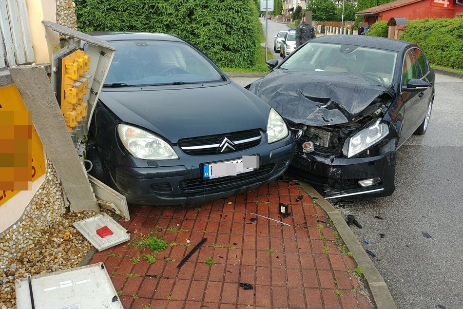 Obrazom: Zrážka vozidiel v Rožňave