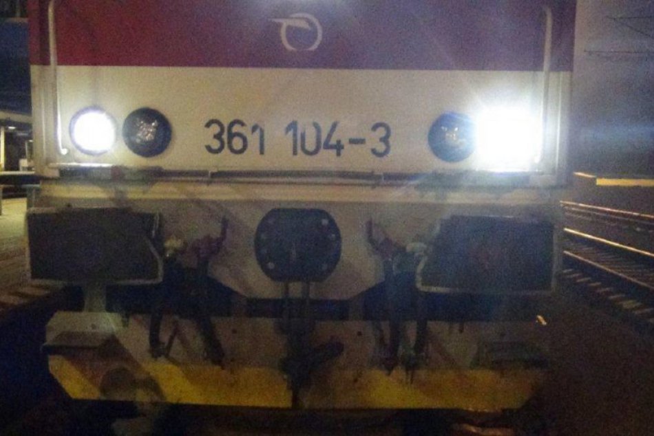 V obrazoch: Poškodený železničný vagón a protihluková stena