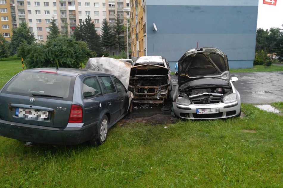 V OBRAZOCH: V Podlaviciach horeli 3 autá. Pozrite si foto z miesta